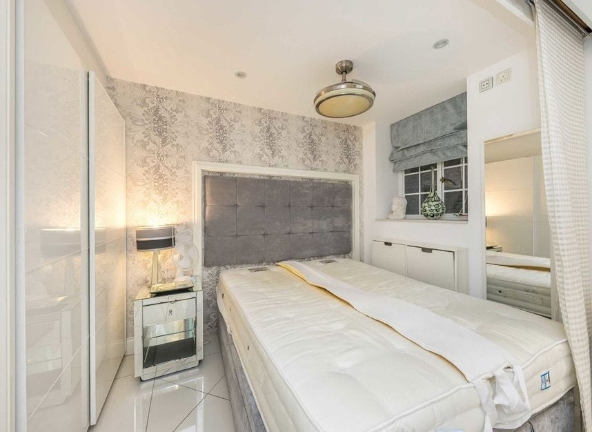 Flat Queen Square in Greater London