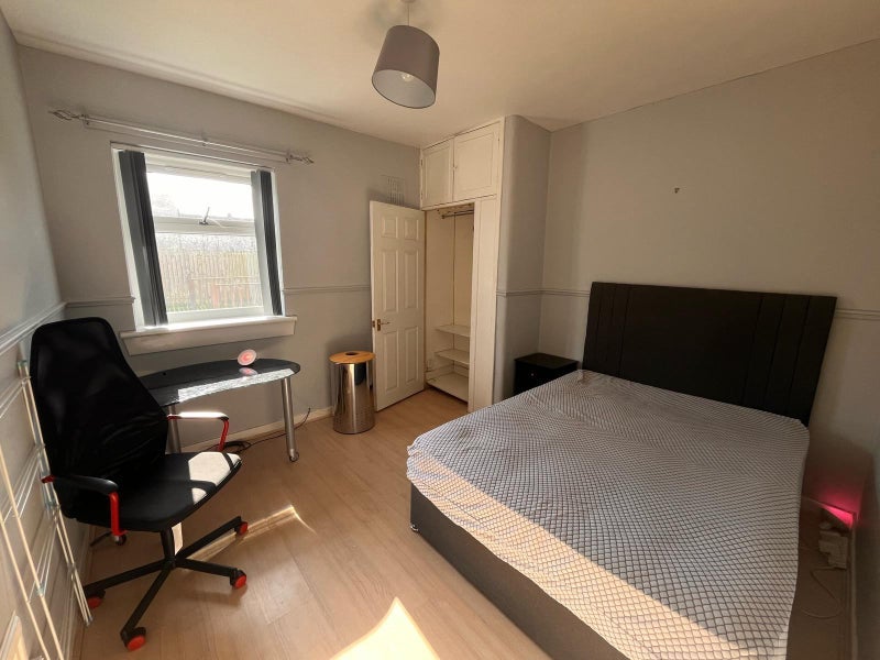 Room Shieldhall Road in Glasgow