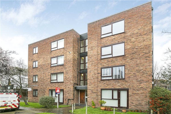 Flat Upper Richmond Road in London
