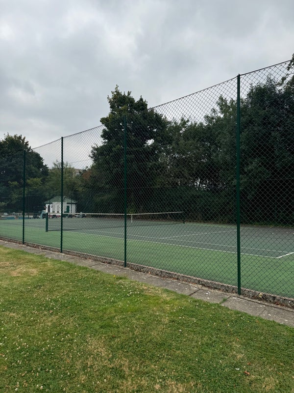 Room Ealing Village in Greater London