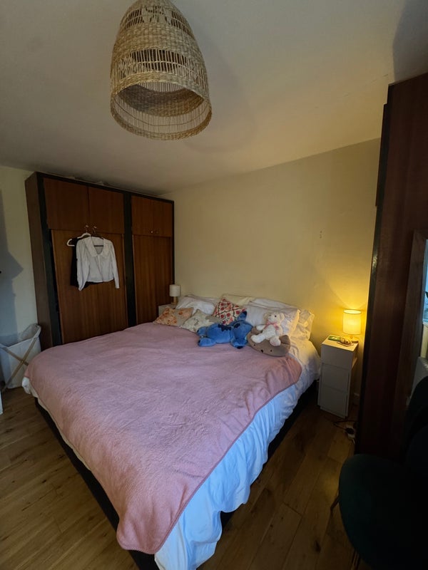 Room Ealing Village in Greater London