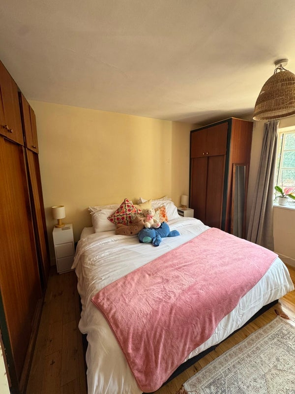 Room Ealing Village in Greater London