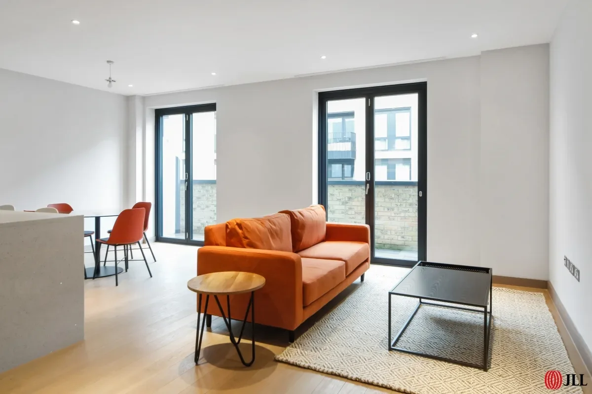 Flat Ferrier Street in Greater London