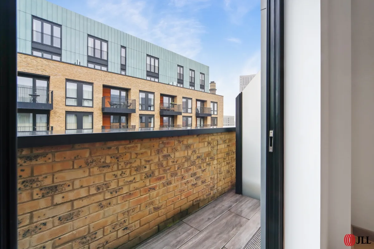Flat Ferrier Street in Greater London