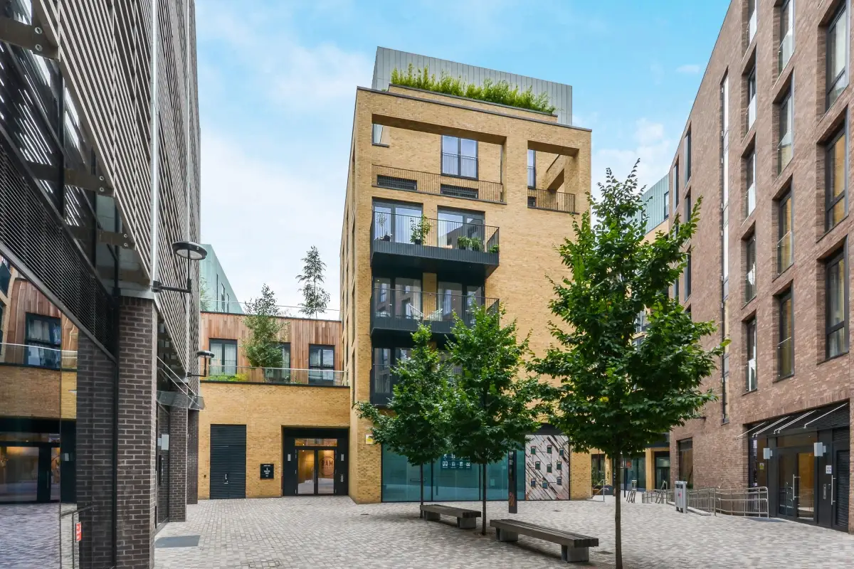 Flat Ferrier Street in Greater London