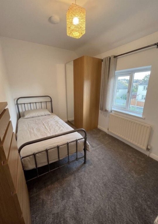 Room Alresford Road in Guildford