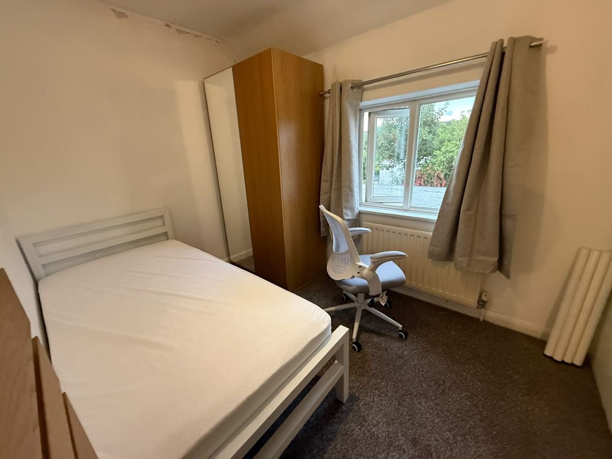 Room Alresford Road in Guildford