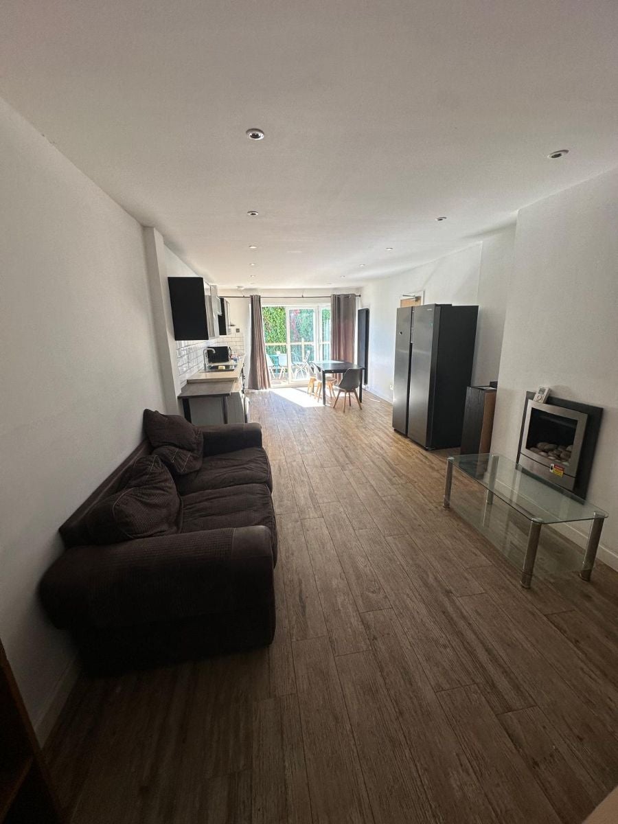 Room Alresford Road in Guildford