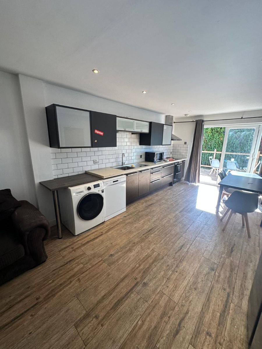Room Alresford Road in Guildford