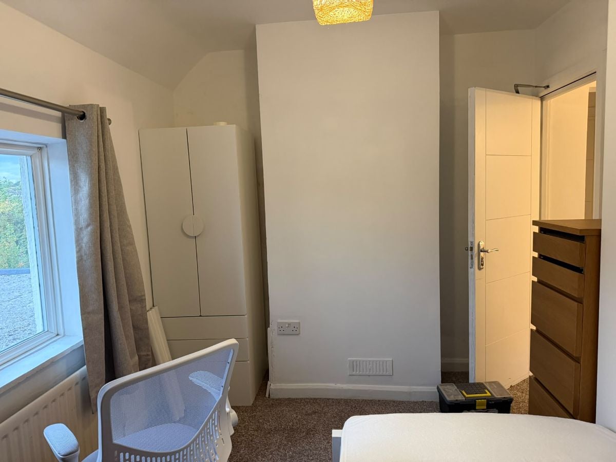 Room Alresford Road in Guildford