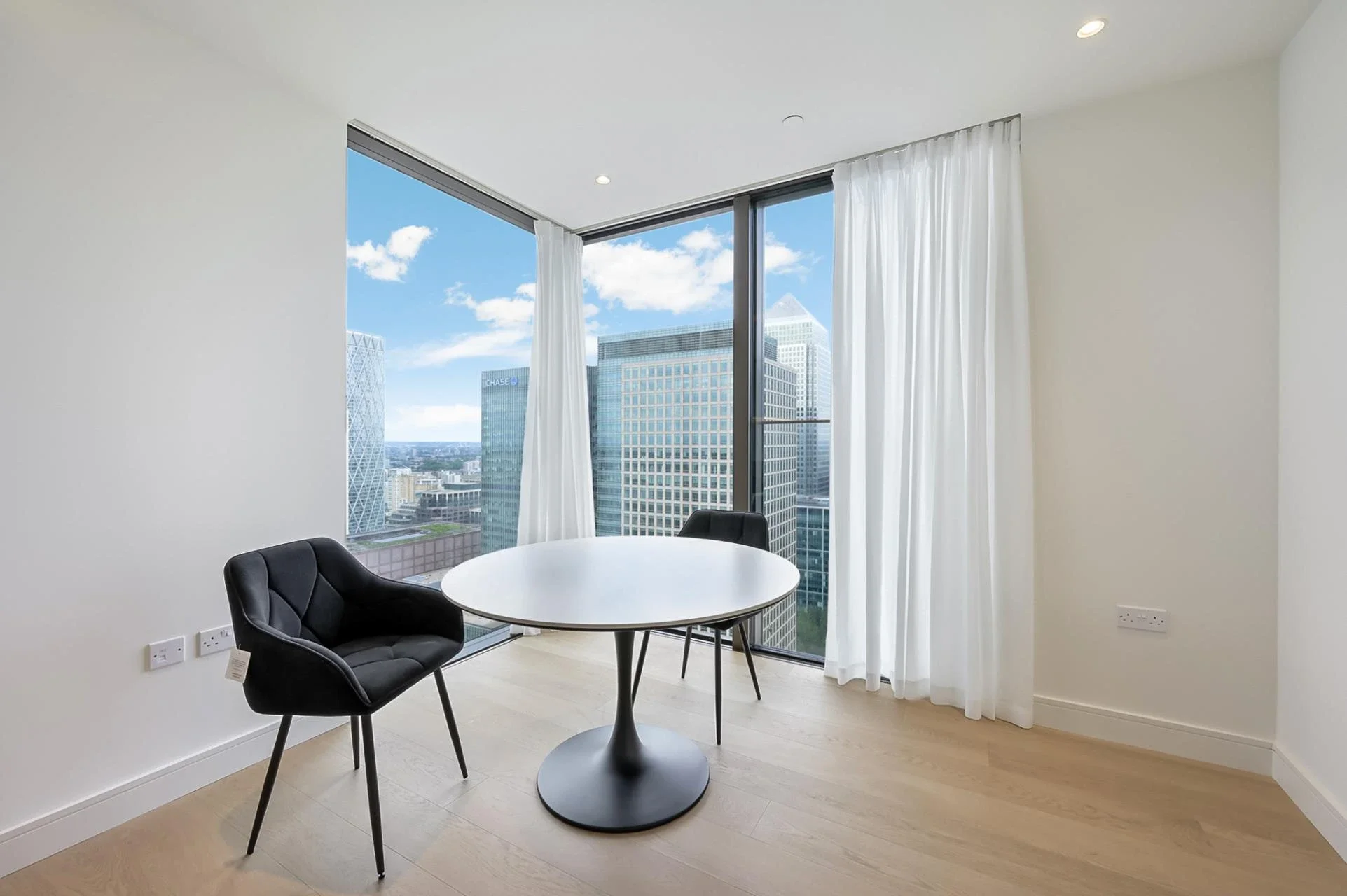 Flat South Quay Square in Greater London