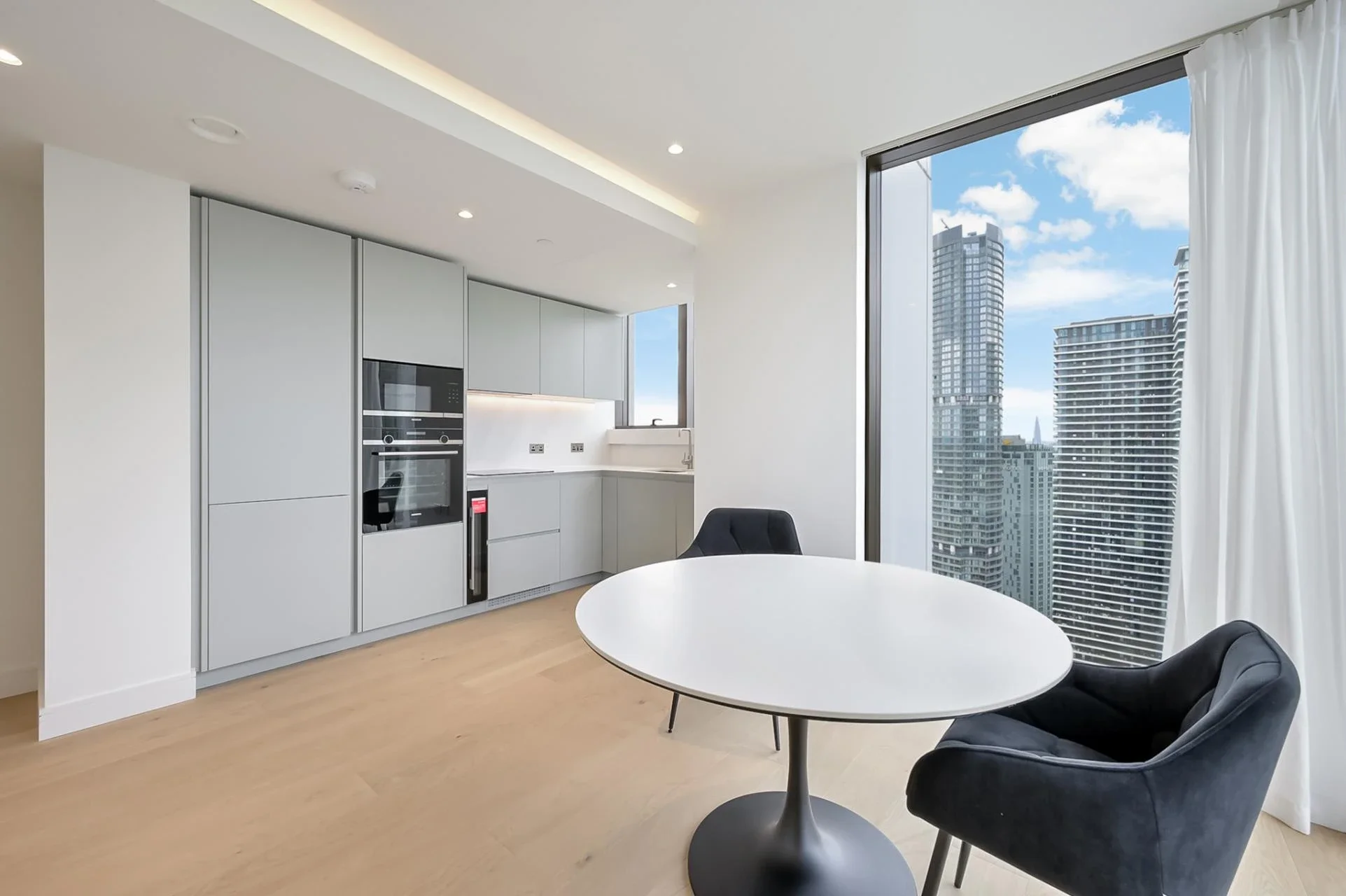 Flat South Quay Square in Greater London
