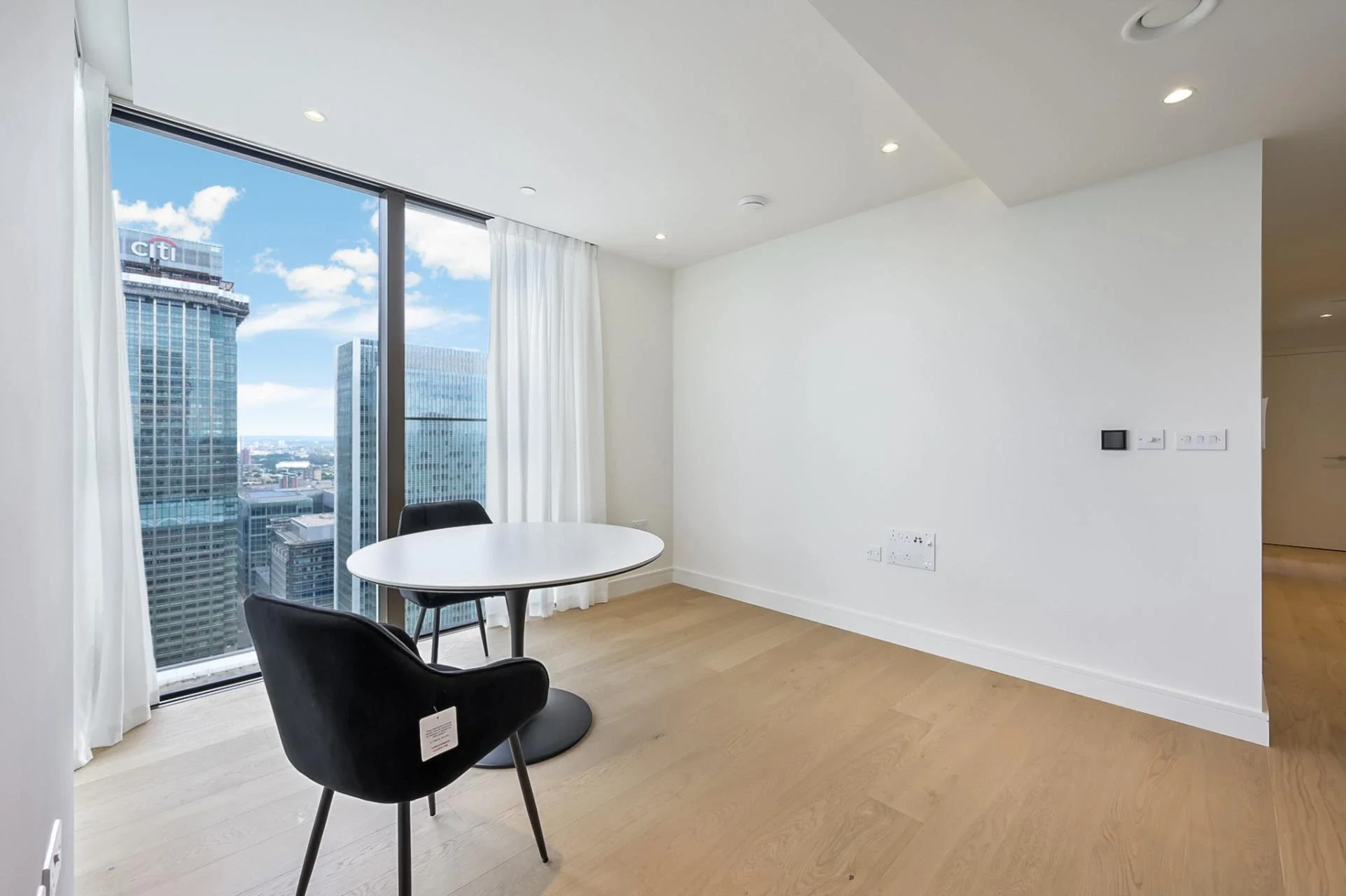 Flat South Quay Square in Greater London