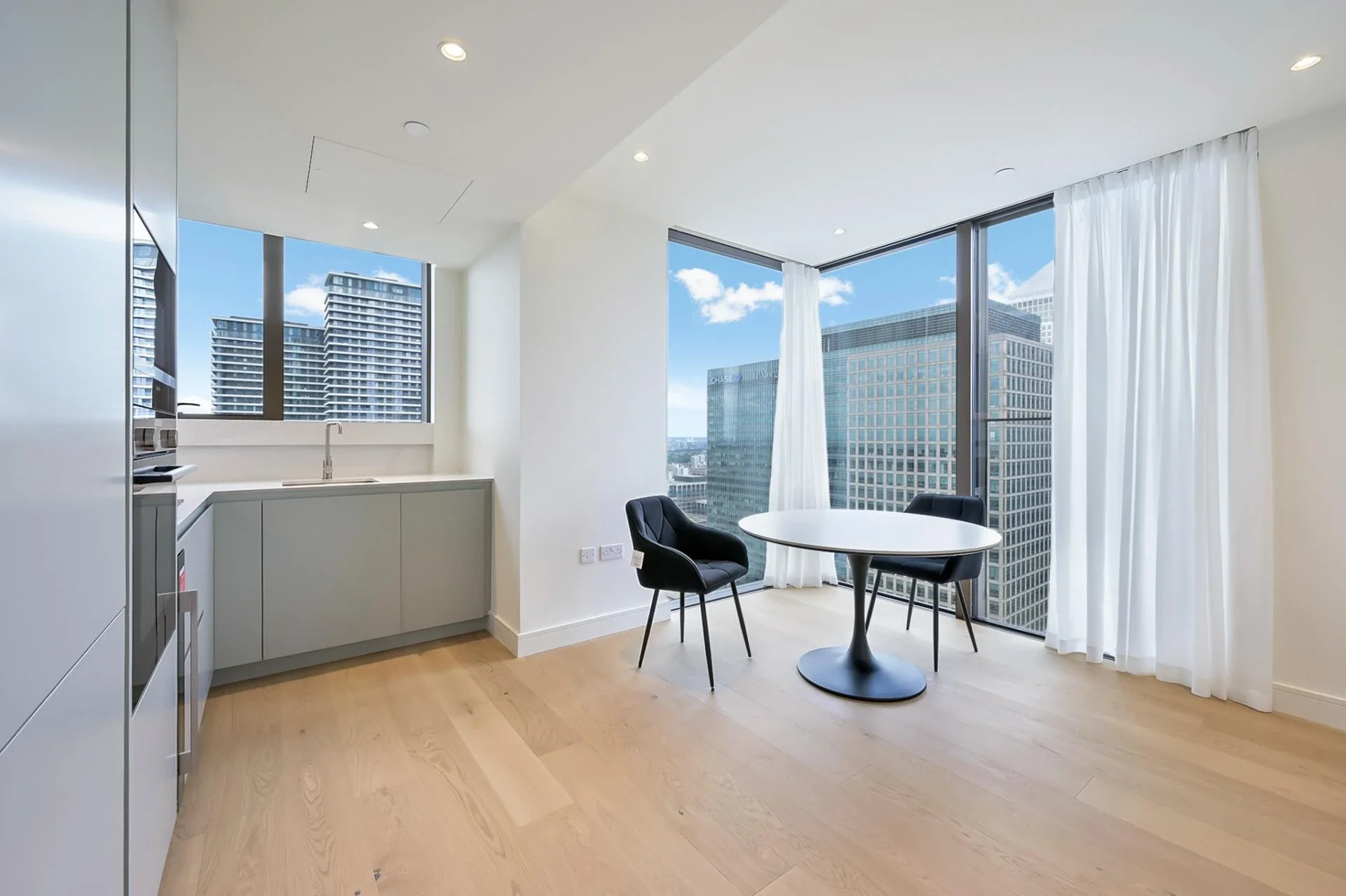 Flat South Quay Square in Greater London