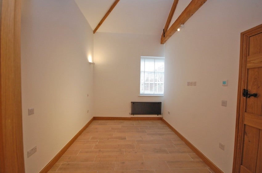Flat Wetherby Road in Crimple