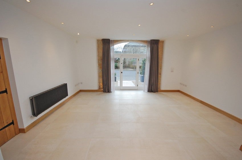 Flat Wetherby Road in Crimple