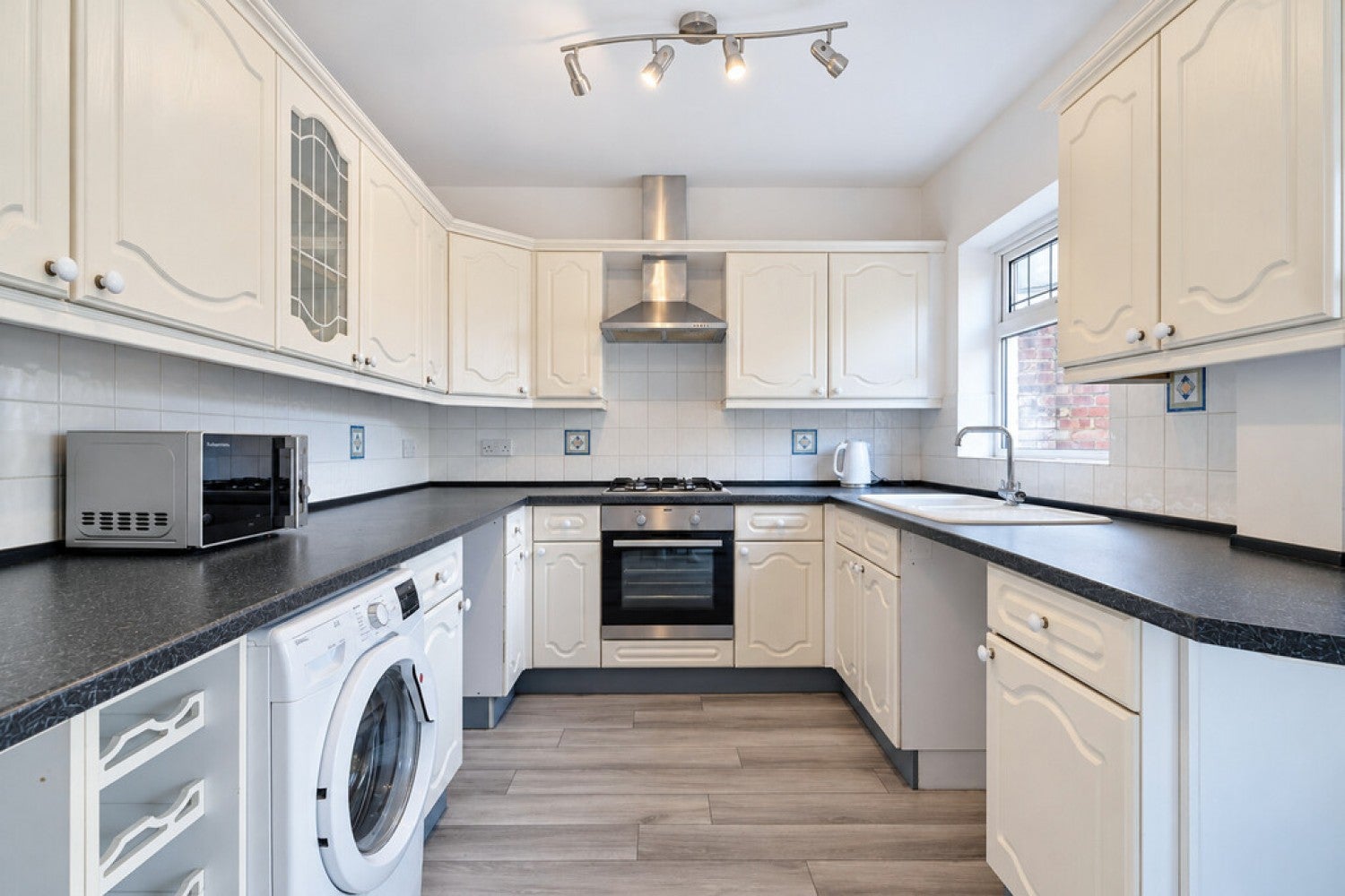 Room High Street Whitton in Greater London