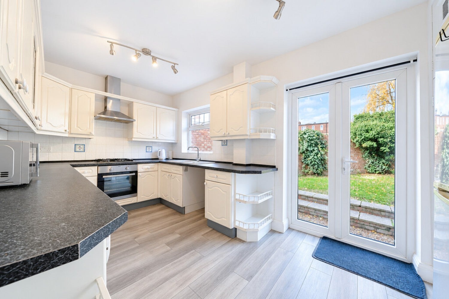 Room High Street Whitton in Greater London