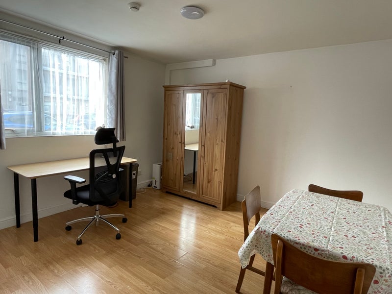 Room Glengall Grove in Greater London