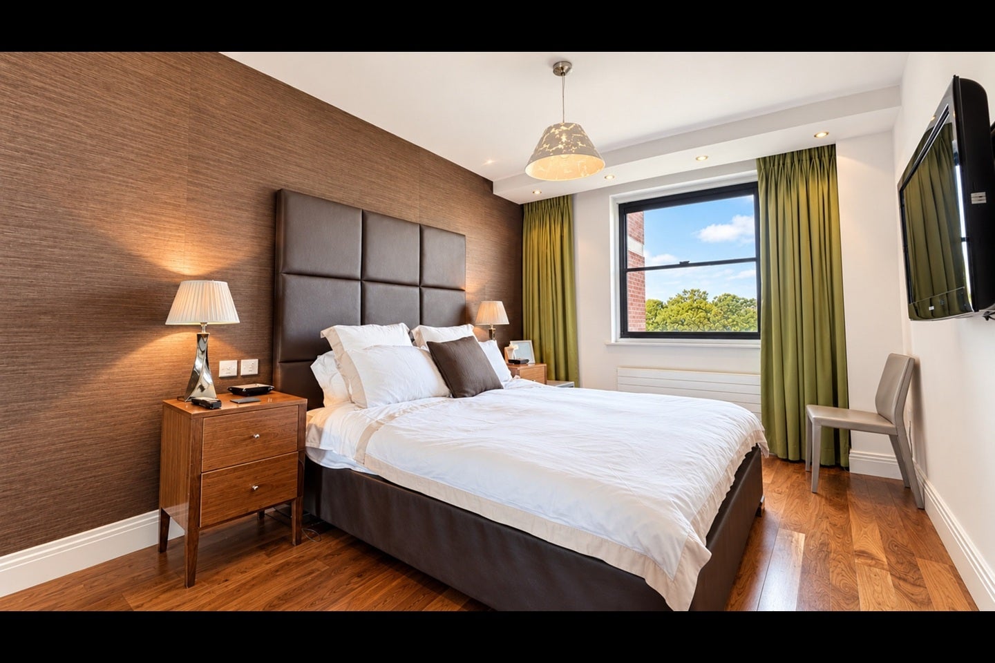 Flat Lorne Gardens in Greater London