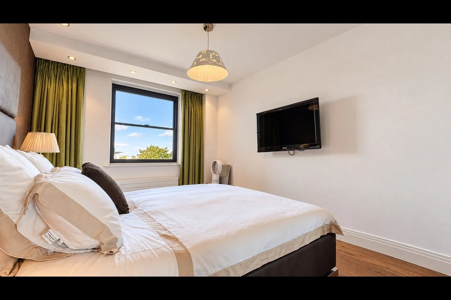 Flat Lorne Gardens in Greater London