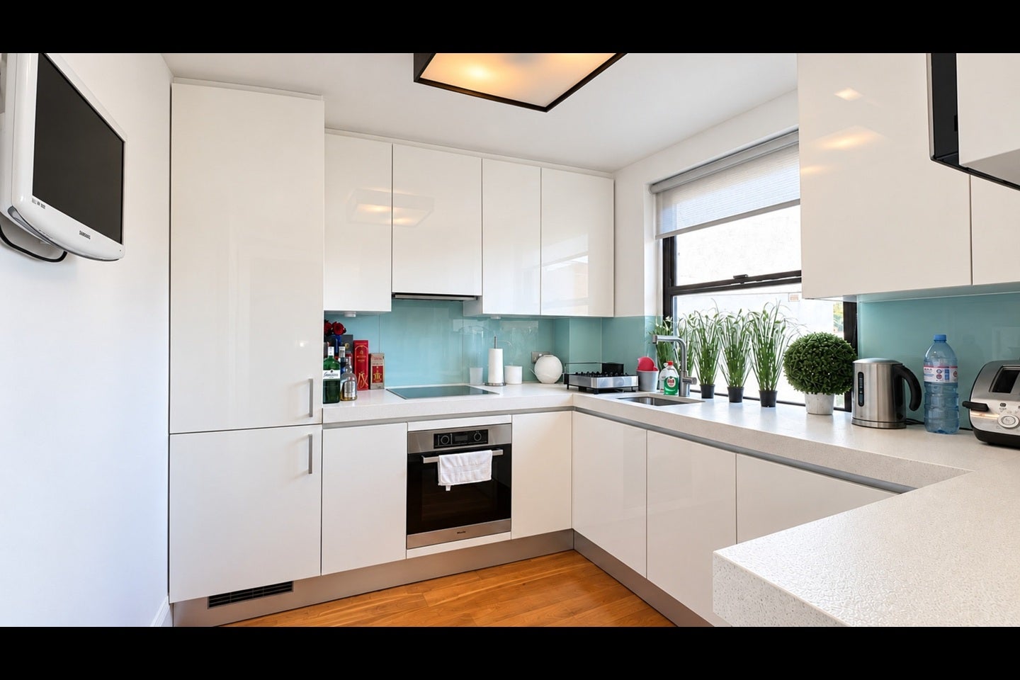 Flat Lorne Gardens in Greater London