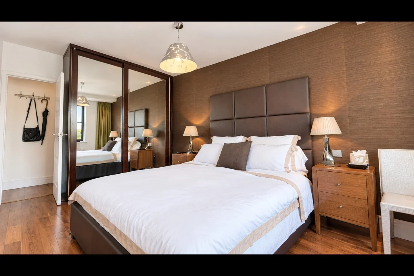 Flat Lorne Gardens in Greater London