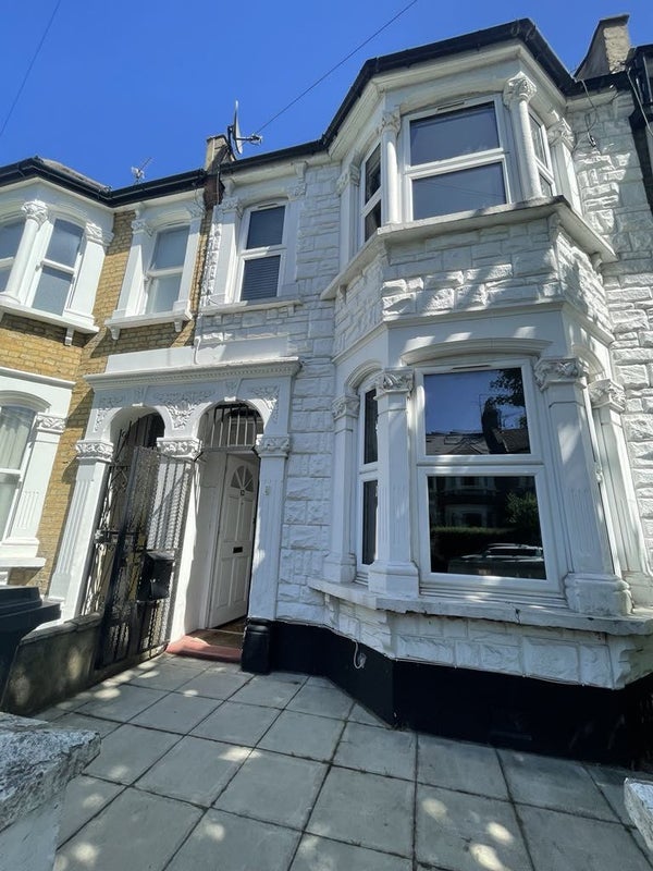 Room Roding Road in Greater London