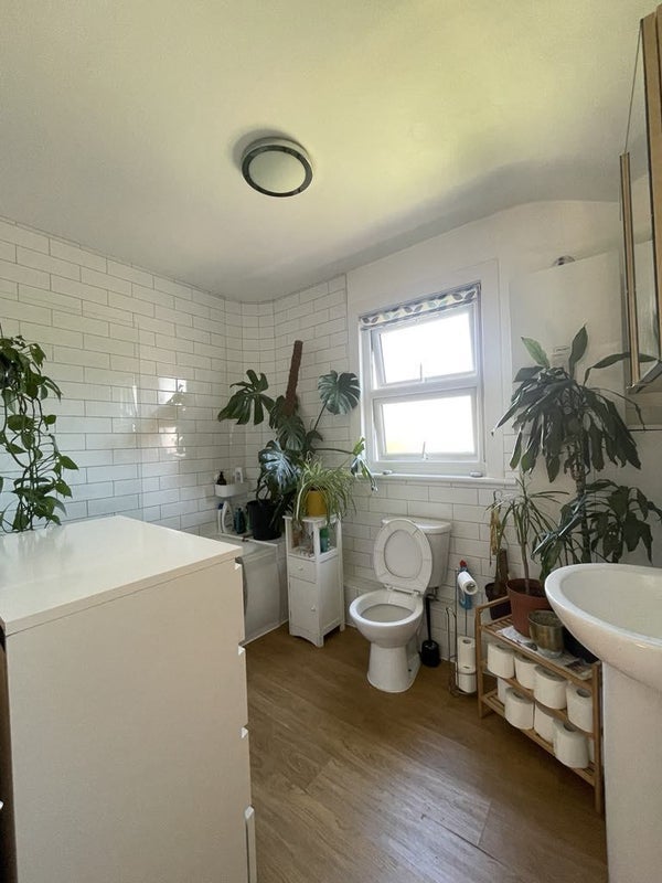 Room Roding Road in Greater London