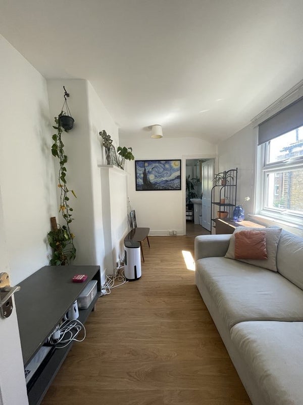 Room Roding Road in Greater London