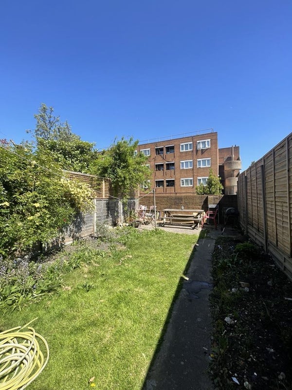 Room Roding Road in Greater London
