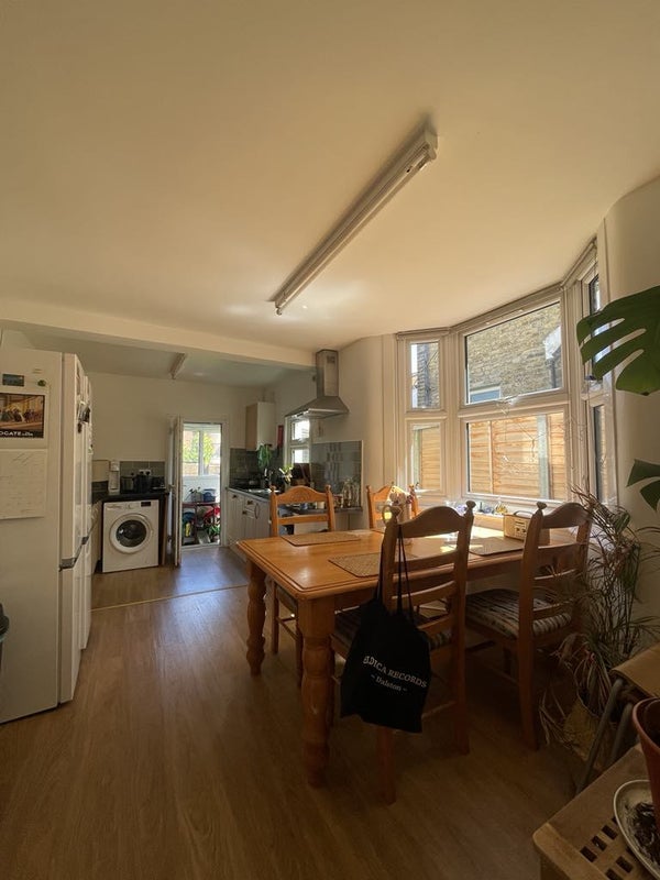 Room Roding Road in Greater London