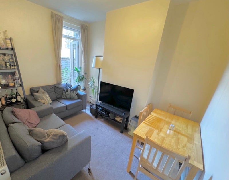 Room Leslie Road in Greater London
