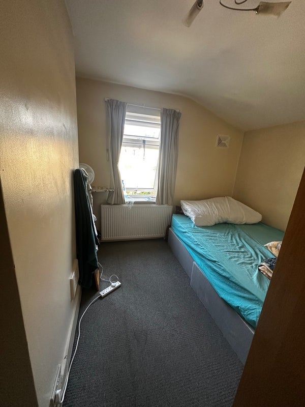 Room Leslie Road in Greater London