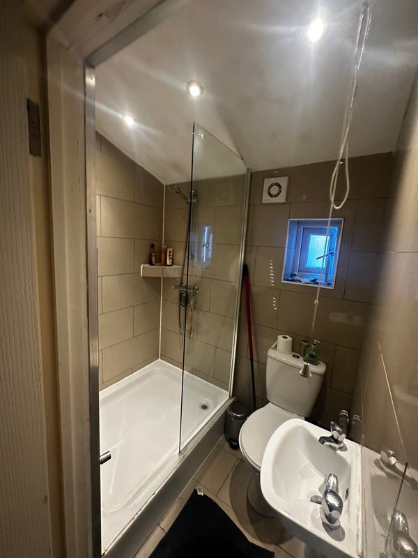 Room Leslie Road in Greater London