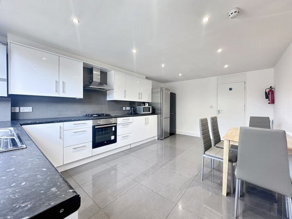 Room Barchester Close in London