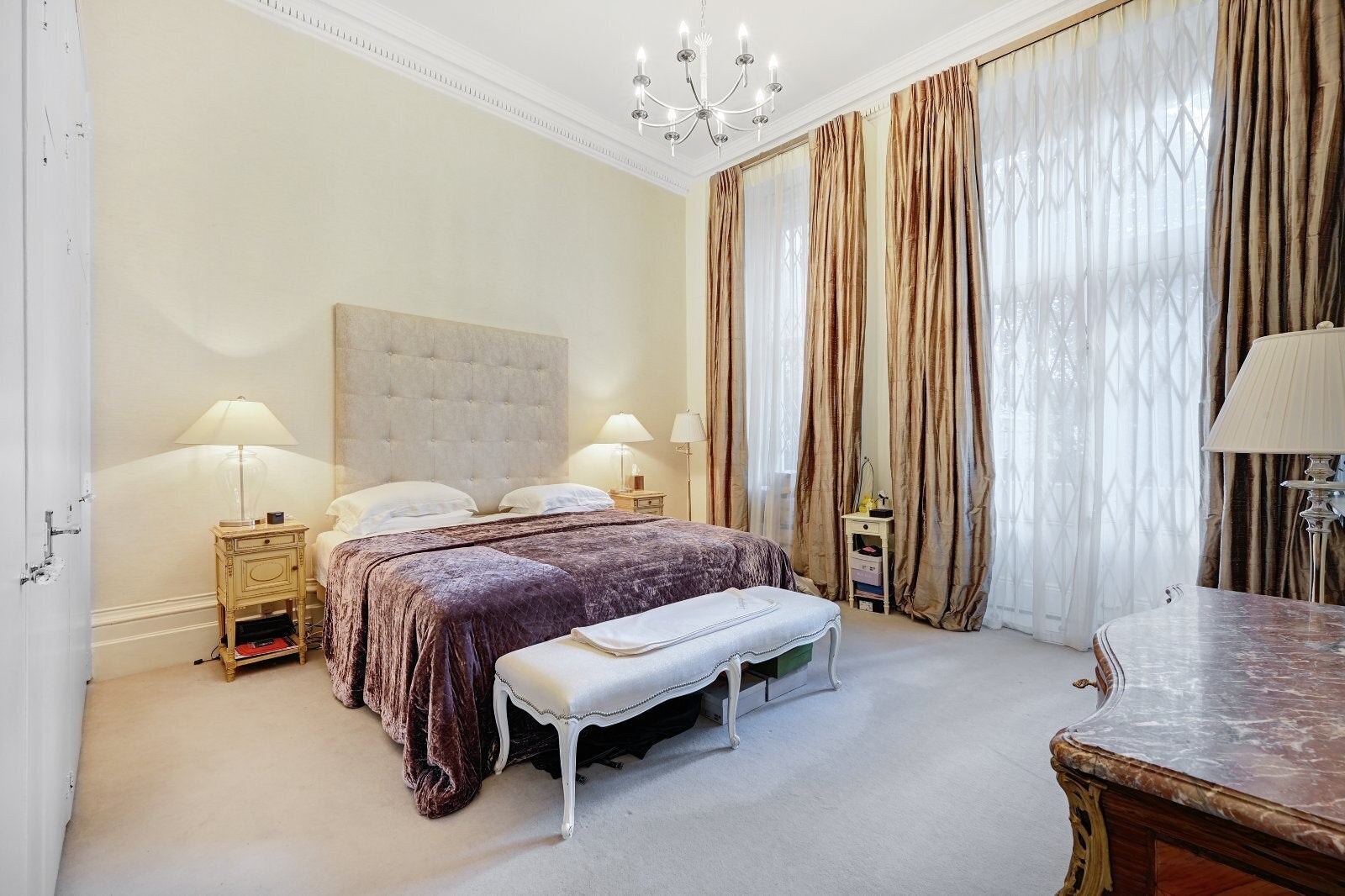 Flat Pont Street in Greater London