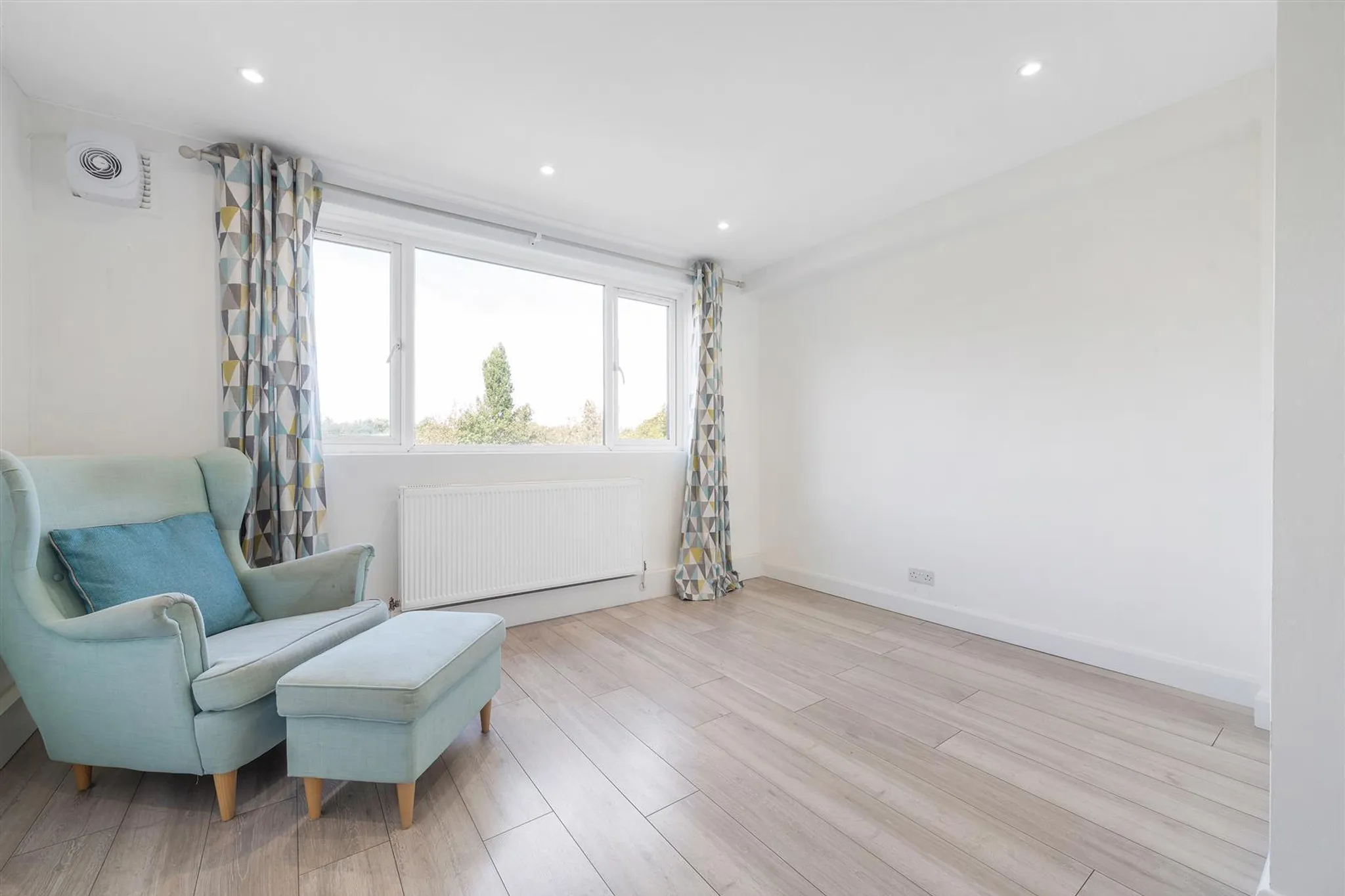 Flat Knollys Road in Greater London