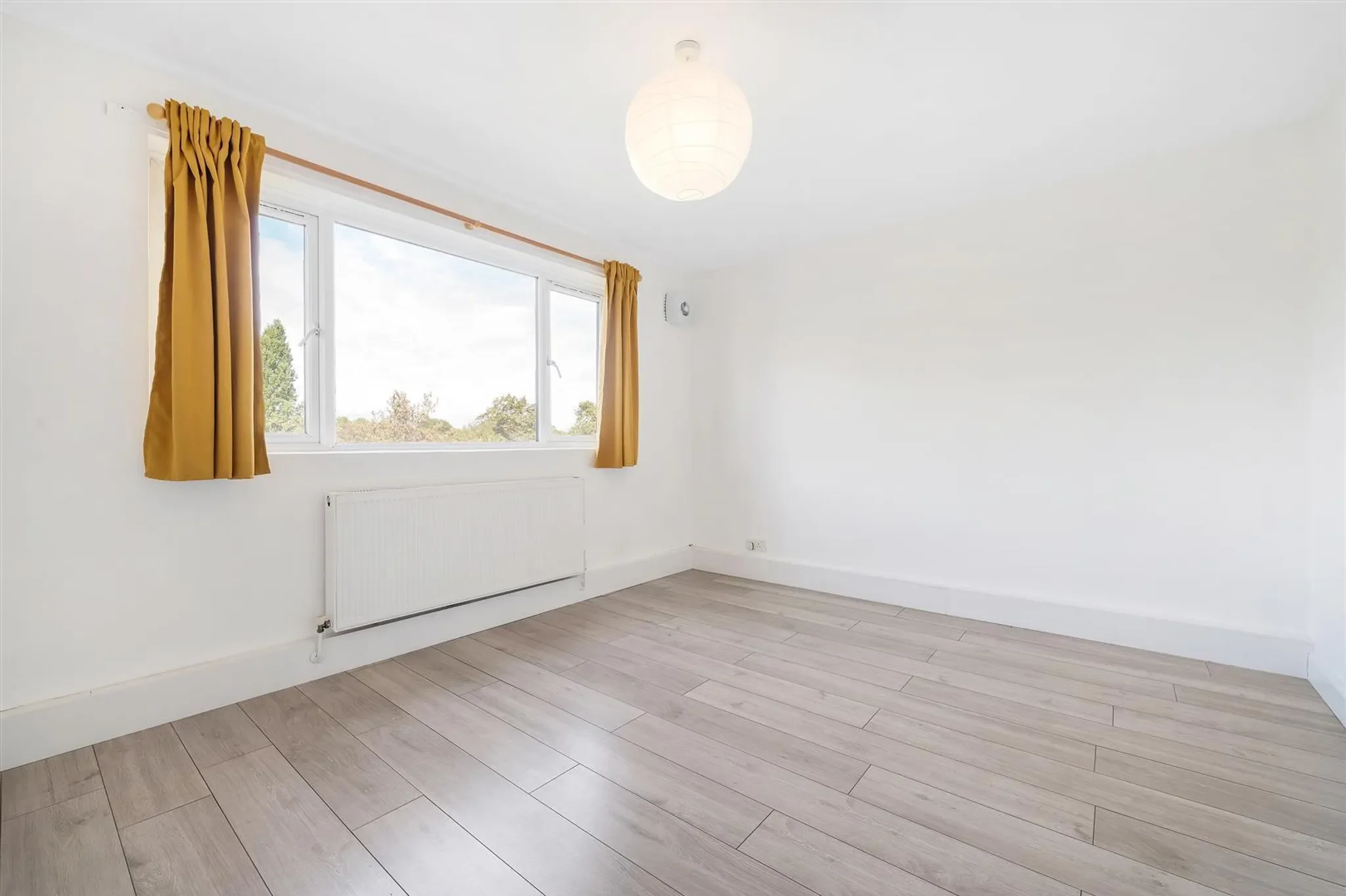 Flat Knollys Road in Greater London