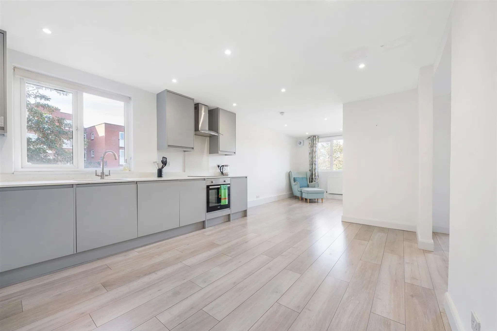 Flat Knollys Road in Greater London