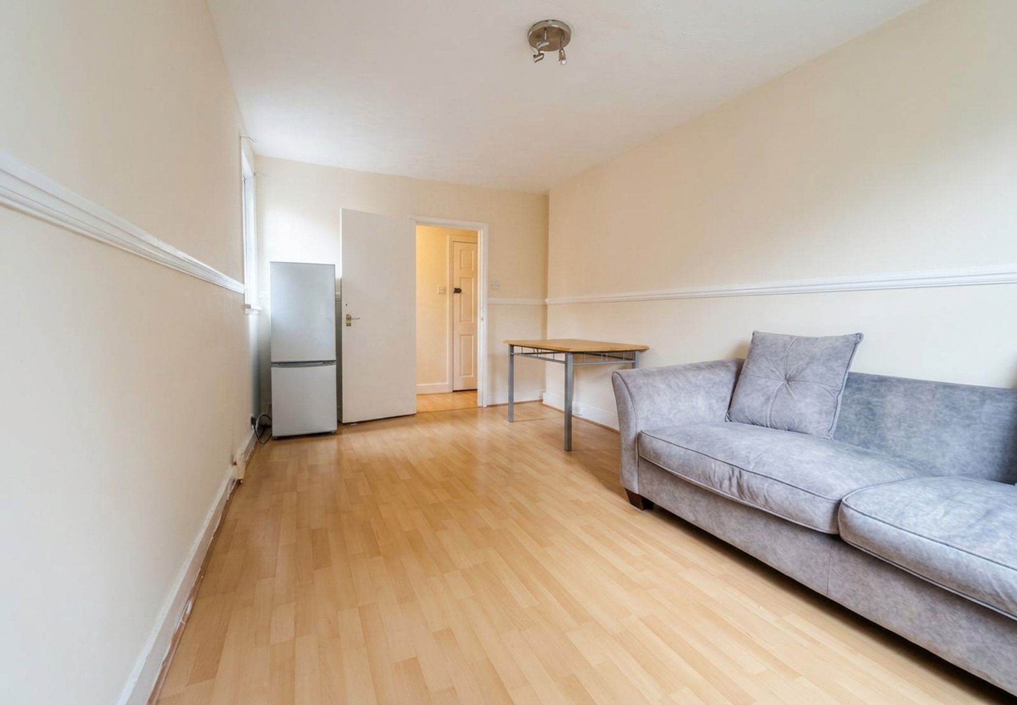 Flat Elliott Road in Greater London