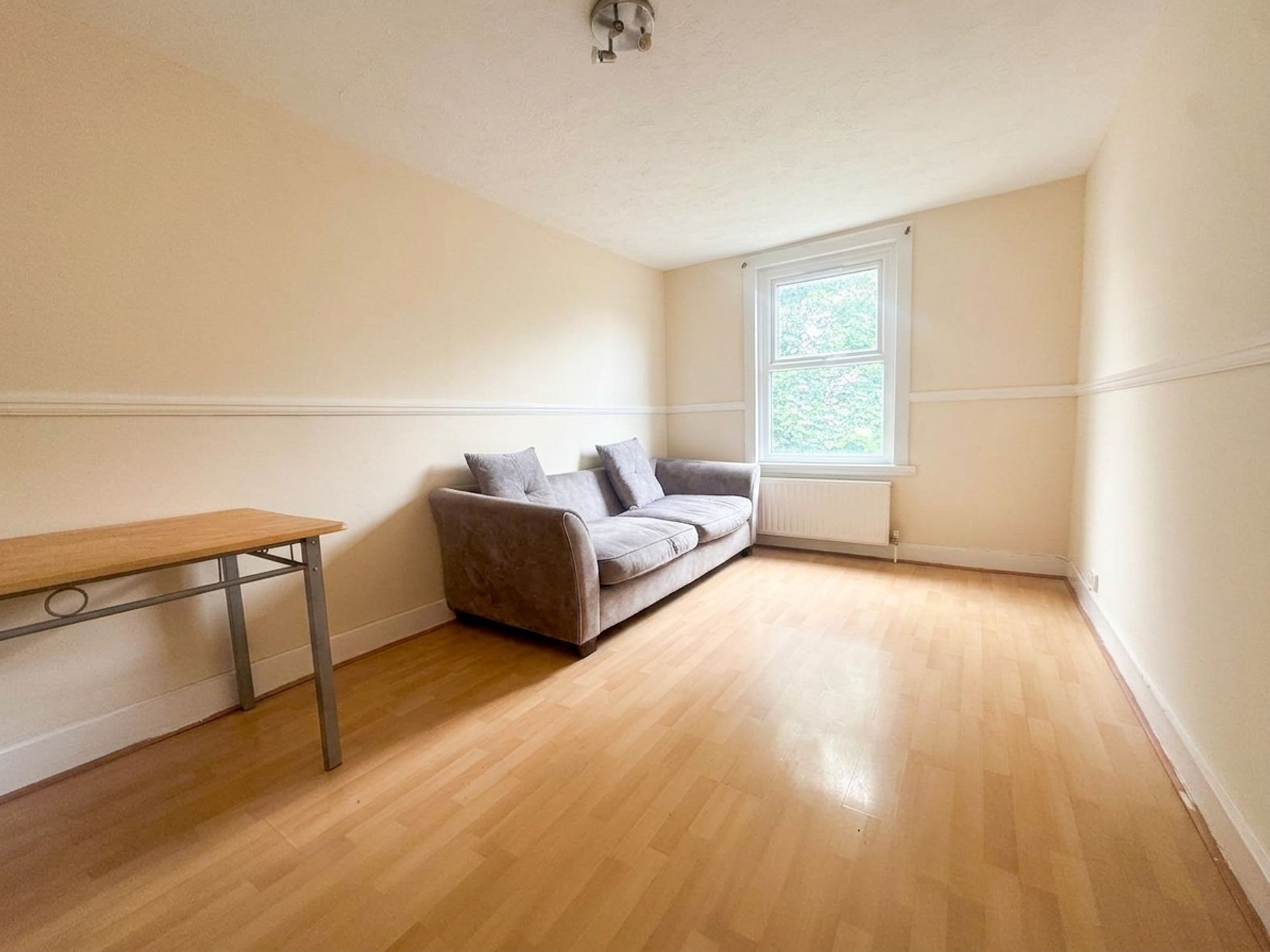 Flat Elliott Road in Greater London