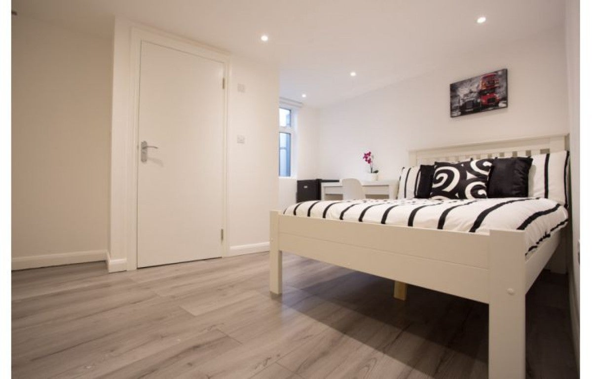Flat Newington Butts in Greater London