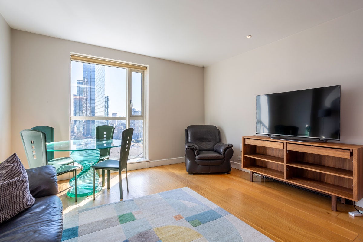 Flat Westferry Circus in Greater London