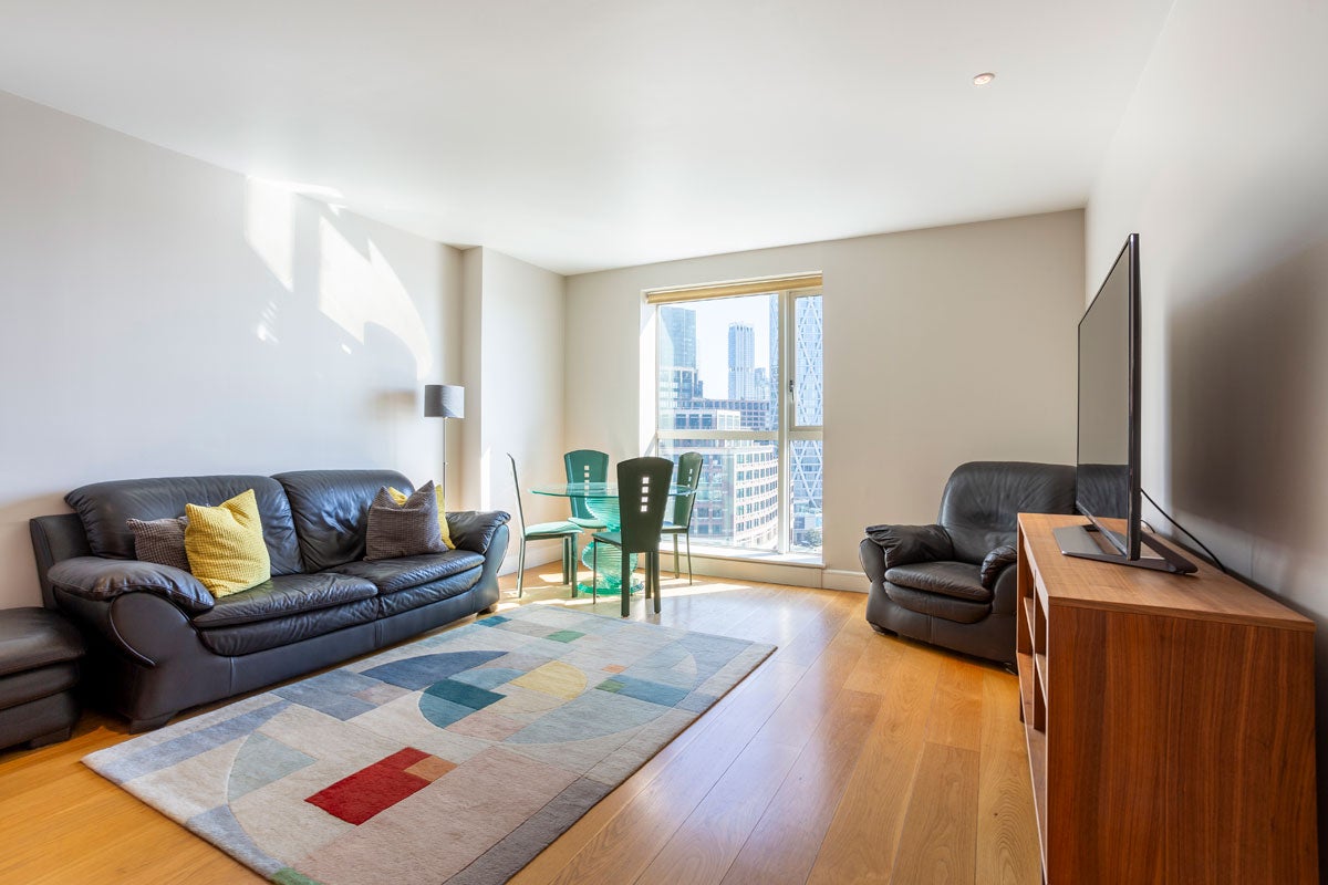 Flat Westferry Circus in Greater London