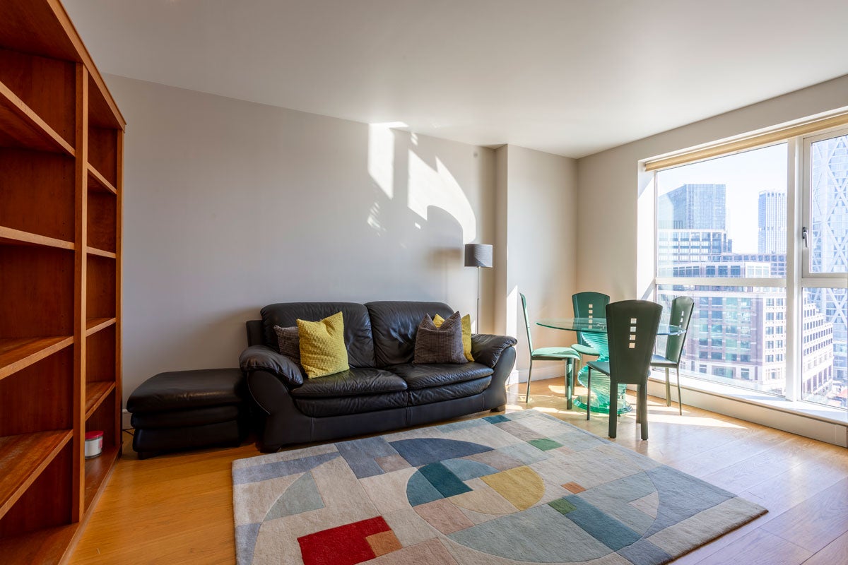 Flat Westferry Circus in Greater London