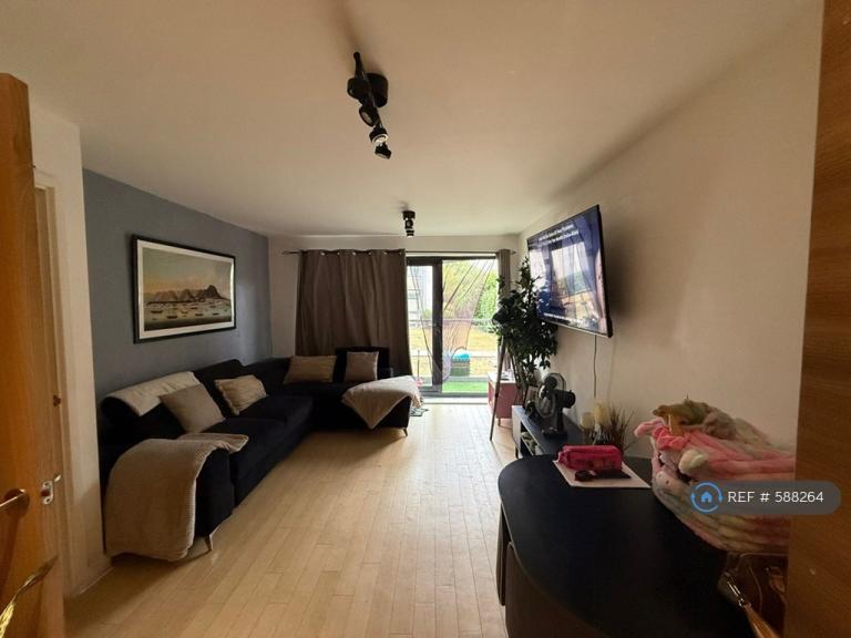 Flat Rollason Way in Brentwood