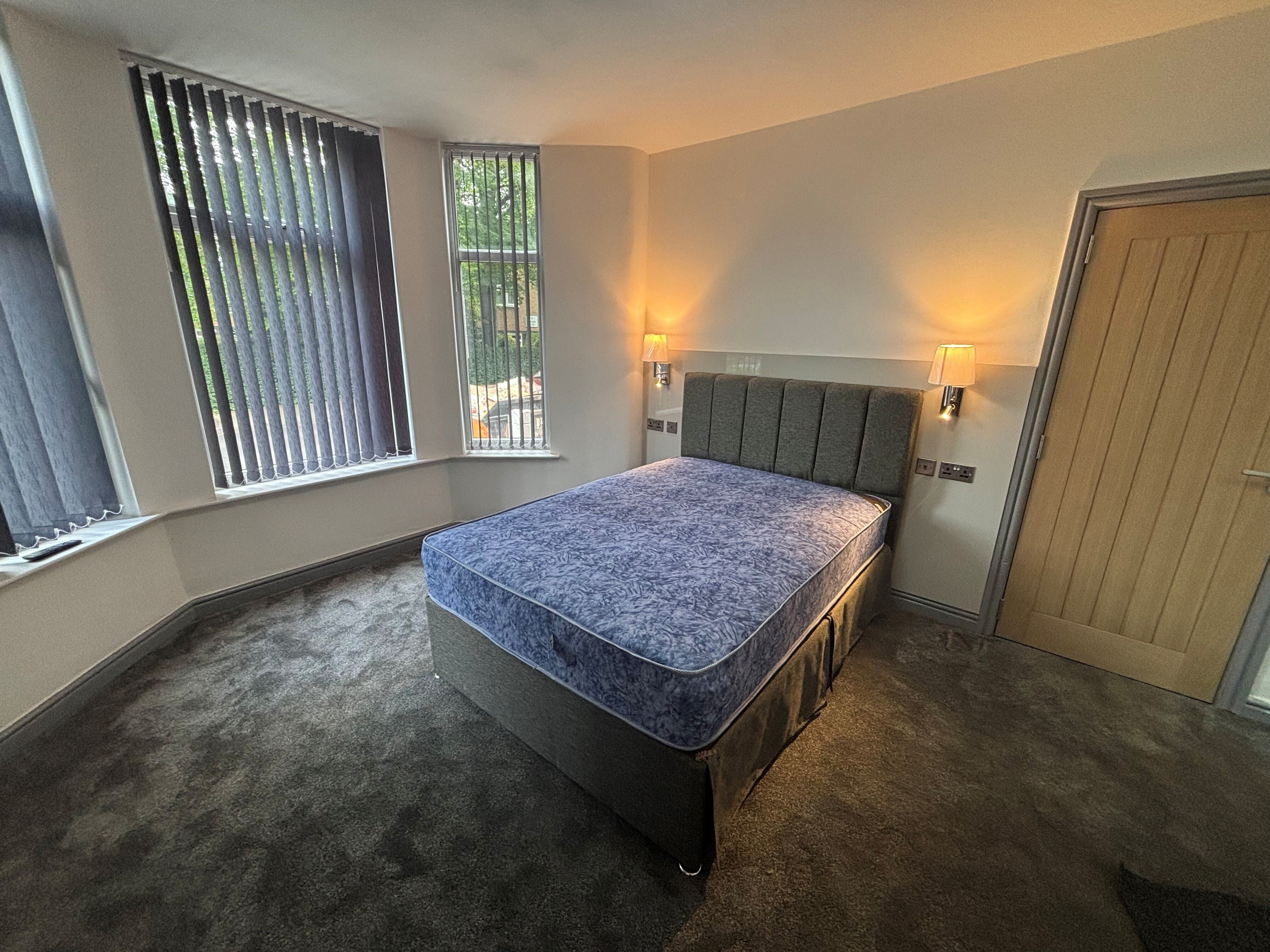 Room Kennerley Road in Bramhall
