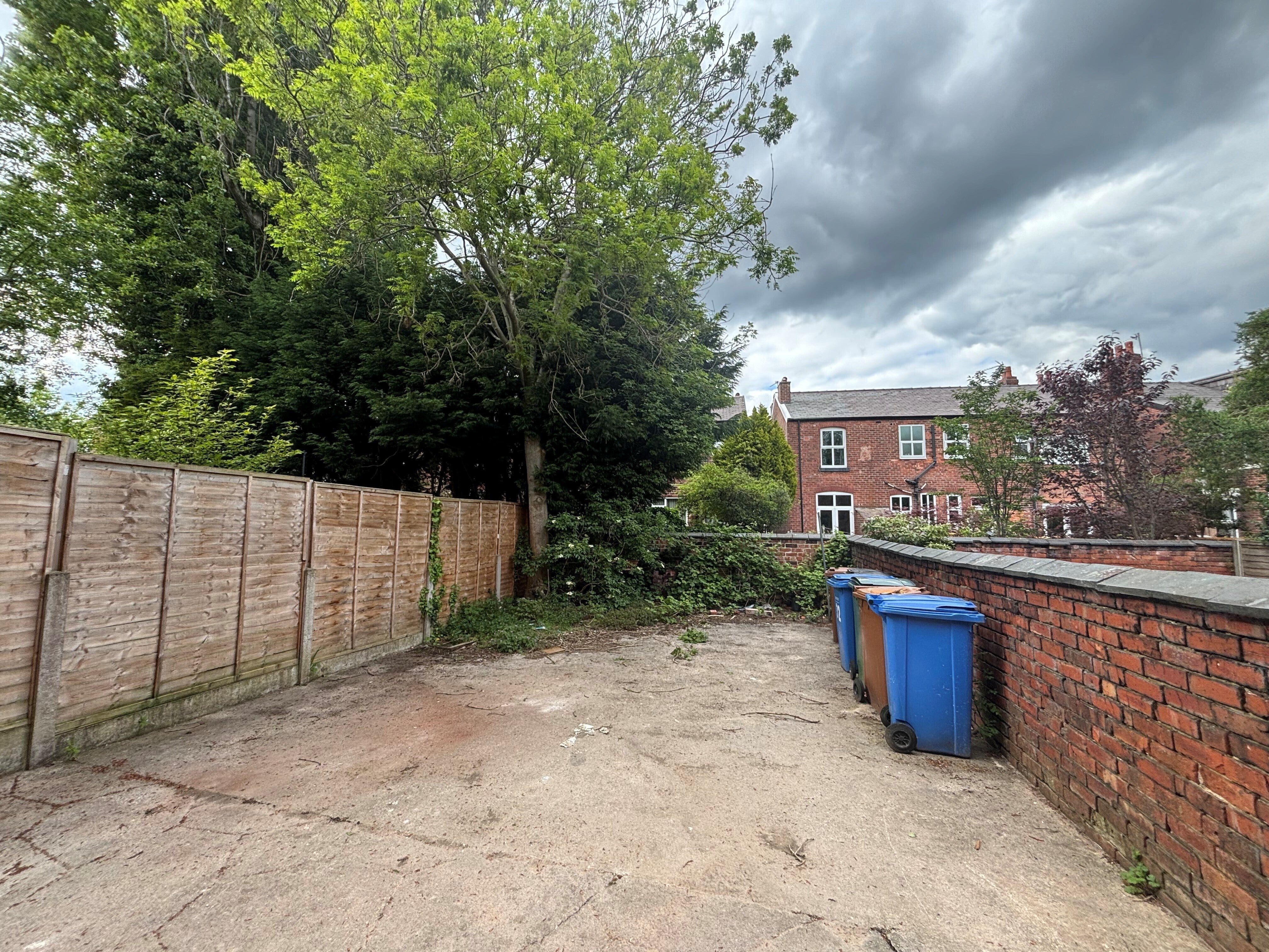 Room Kennerley Road in Bramhall