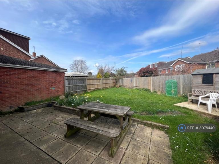 House Eynsham Close in Reading